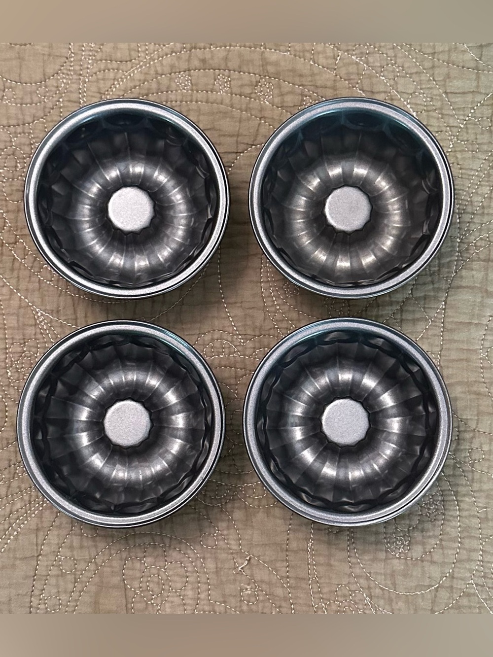 Set of 4 mini Bundt pans • Brand New • baking • kitchen